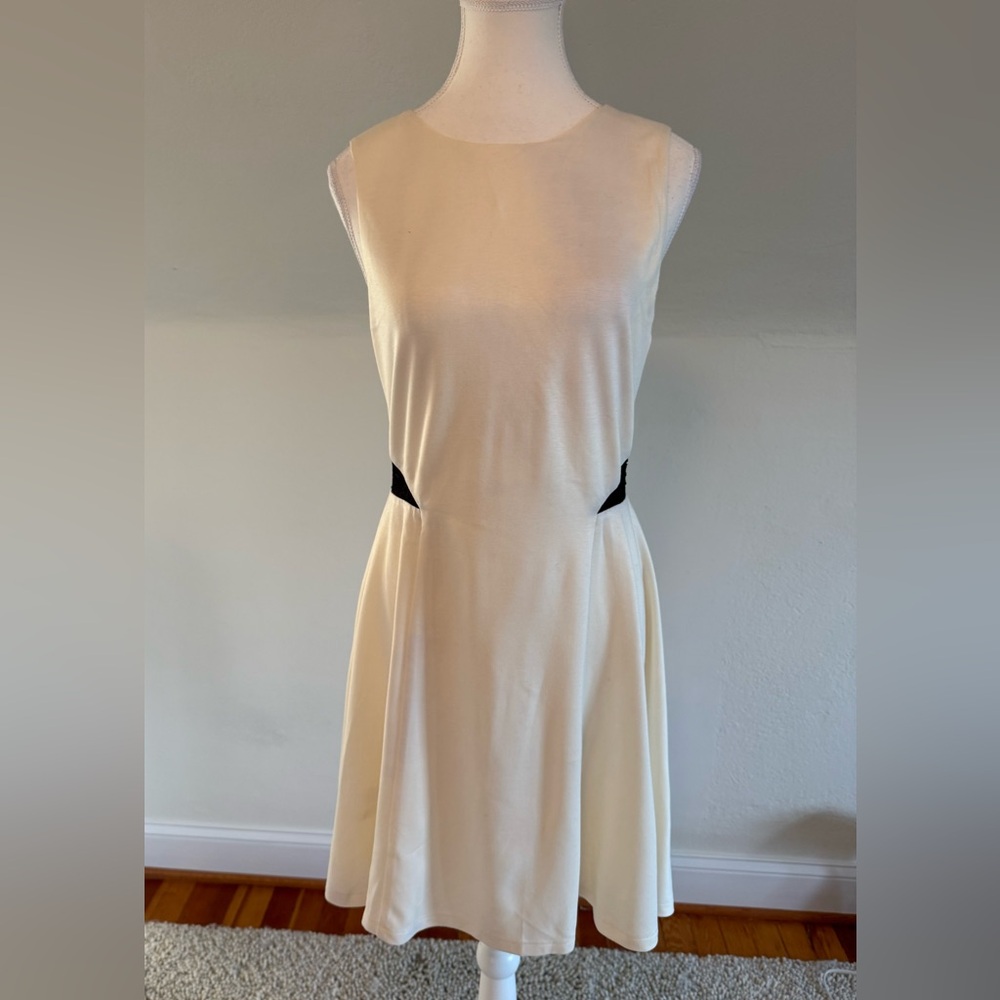 Alice + Olivia White and Black Mini Skater Dress Size 10 NWT - Picture 3 of 11